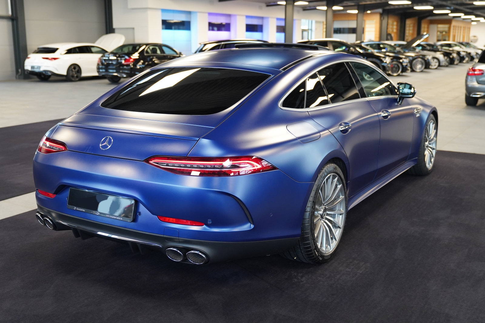 MERCEDES AMG GT 53 4MATIC+ 4-DOOR COUPÉ - modrá magno brillant blue, předváděcí, skladem